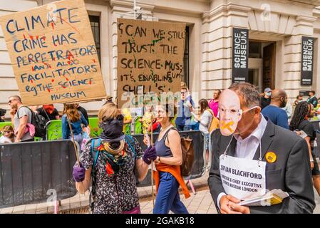 London, Großbritannien. Juli 2021. Eine Gruppe von Wissenschaftlern und anderen Protestierenden vom Extinction Rebellion versammeln sich vor dem Wissenschaftsmuseum, als Reaktion auf die Nachricht, dass Shell dem Museum einen „Würgebefehl“ bezüglich seines Sponsorings für die Ausstellung „Our Future Planet“ erteilt hat. Sie protestieren auch gegen die Entscheidung der Science Museum Group, weiterhin das Shell-Sponsoring zu akzeptieren, was ihrer Meinung nach der planetarischen „Lebensführung“ des fossilen Energiegiganten Legitimität verleiht. Kredit: Guy Bell/Alamy Live Nachrichten Stockfoto