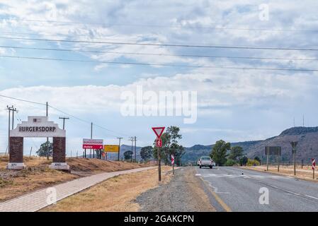 BURGERSDORP, SÜDAFRIKA - 22. APRIL 2021: Ein Namensschild am Eingang zu Burgersdorp in der Eastern Cape Province. Ein Geschwindigkeitshöcker ist sichtbar Stockfoto
