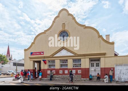 BURGERSDORP, SÜDAFRIKA - 22. APRIL 2021: Eine Straßenszene mit dem Postamt in Burgersdorp in der Provinz Eastern Cape. Menschen sind sichtbar Stockfoto