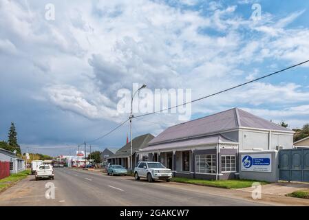BURGERSDORP, SÜDAFRIKA - 22. APRIL 2021: Eine Straßenszene mit Unternehmen und Fahrzeugen in Burgersdorp in der Provinz Eastern Cape Stockfoto