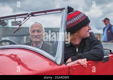 Towcester, Northamptonshire, Großbritannien. Juli 2021. Großvater und Enkel warten während des Classic Motor Racing Festivals auf dem Silverstone Circuit in ihrem Oldtimer (Foto: Gergo Toth / Alamy Live News) Stockfoto