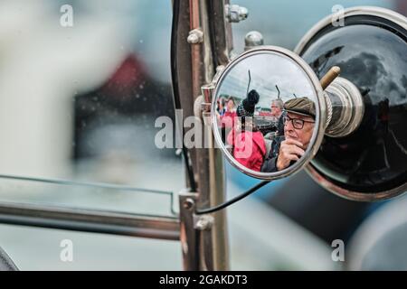 Towcester, Northamptonshire, Großbritannien. Juli 2021. Gentleman wartet in seinem Oldtimer während des Classic Motor Racing Festivals auf dem Silverstone Circuit (Foto von Gergo Toth / Alamy Live News) Stockfoto