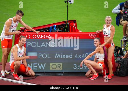 TOKIO, JAPAN - 31. JULI: Kajetan Duszynski, Justyna Swiety-Ersetic, Karol Zalewski, Natalia Kaczmarek aus Polen posiert für ein Foto, nachdem sie am 2020. Juli 2021 im Rahmen der Olympischen Spiele in Tokio im Olympiastadion am 4 x 400-m-Staffelgemisch-Finale 31 in Tokio, Japan, teilgenommen hatten (Foto von Yannick Verhoeven/Orange Picics) Quelle: Orange Pics BV/Alamy Live News Stockfoto