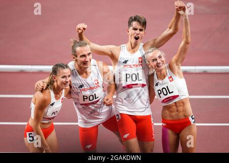 TOKIO, JAPAN - 31. JULI: Kajetan Duszynski, Justyna Swiety-Ersetic, Karol Zalewski, Natalia Kaczmarek aus Polen posiert für ein Foto, nachdem sie am 2020. Juli 2021 im Rahmen der Olympischen Spiele in Tokio im Olympiastadion am 4 x 400-m-Staffelgemisch-Finale 31 in Tokio, Japan, teilgenommen hatten (Foto von Yannick Verhoeven/Orange Picics) Quelle: Orange Pics BV/Alamy Live News Stockfoto