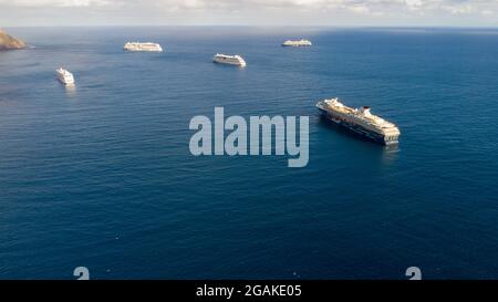 Luftaufnahme des von TUI Cruises betriebenen Kreuzfahrtschiffs Mein Schiff Herz vor Playa de las Teresitas, Santa Cruz De Teneriffa, Kanarische Inseln Stockfoto