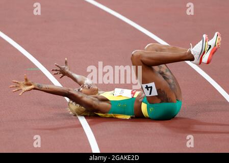 Tokio, Japan. Juli 2021. Leichtathletik: Olympische Spiele, 100 m, Frauen, Finale im Olympiastadion. Jamaikas Elaine Thompson-Herah feiert nach dem Rennen. Quelle: Oliver Weiken/dpa/Alamy Live News Stockfoto