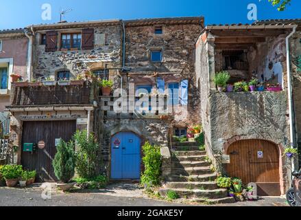 Rue des Fontaines im Dorf Salasc, Gemeinde im Département Herault, Region Oskitanie, Frankreich Stockfoto