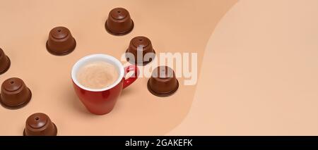 Kaffeekapseln und Kaffeetasse auf beigem Hintergrund. Stockfoto