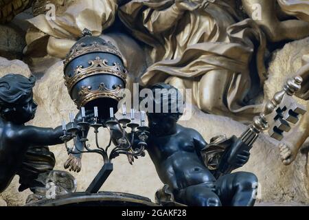 Rom, Italien. Juli 2021. 31. Juli 2021 : Statuen auf dem Altar der Kathedrale in der Vatikanischen Basilika gefunden Kredit: Unabhängige Fotoagentur/Alamy Live News Stockfoto