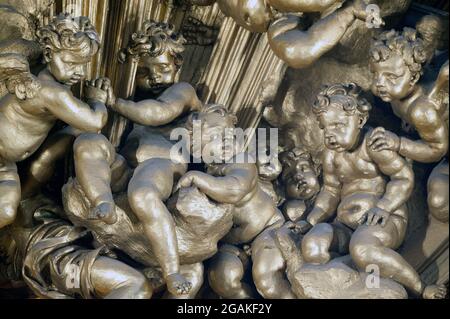 Rom, Italien. Juli 2021. 31. Juli 2021 : Statuen auf dem Altar der Kathedrale in der Vatikanischen Basilika gefunden Kredit: Unabhängige Fotoagentur/Alamy Live News Stockfoto