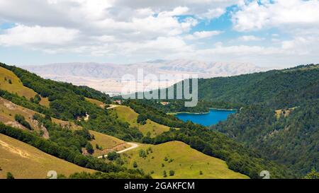 Blick auf den Hochlandsee Goygol in Aserbaidschan Stockfoto