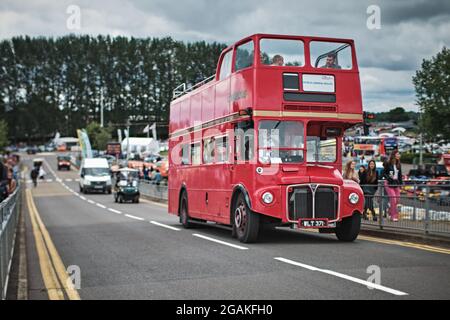 Towcester, Northamptonshire, Großbritannien. Juli 2021. Klassischer Doppeldeckerbus während des Classic Motor Racing Festivals auf dem Silverstone Circuit (Foto von Gergo Toth / Alamy Live News) Stockfoto