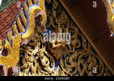 Ein kunstvoll geschmückter buddhistischer Tempel, Thailand Stockfoto