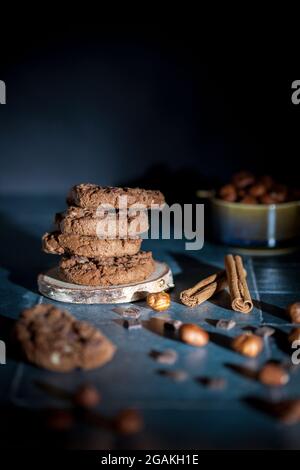 Schokolade- und Haselnusskekse Stockfoto