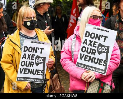 Glasgow, Großbritannien. Juli 2021. Mehrere Hundert Menschen der Protestgruppen Communities Unite Against Closures und Glasgow Against Closures, unterstützt von verschiedenen politischen und gewerkschaftlich vereinigten Organisationen, marschierten durch das Stadtzentrum von Glasgow, von der Kathedrale zu einer Kundgebung in Glasgow Green, um gegen die Verweigung Dutzender Sport-, Gemeinwesen-, Kultur- und Bibliothekseinrichtungen sowie die Gefährdung von bis zu 500 Arbeitsplätzen. Kredit: Findlay/Alamy Live Nachrichten Stockfoto