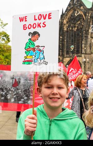 Glasgow, Großbritannien. Juli 2021. Mehrere Hundert Menschen der Protestgruppen Communities Unite Against Closures und Glasgow Against Closures, unterstützt von verschiedenen politischen und gewerkschaftlich vereinigten Organisationen, marschierten durch das Stadtzentrum von Glasgow, von der Kathedrale zu einer Kundgebung in Glasgow Green, um gegen die Verweigung Dutzender Sport-, Gemeinwesen-, Kultur- und Bibliothekseinrichtungen sowie die Gefährdung von bis zu 500 Arbeitsplätzen. Kredit: Findlay/Alamy Live Nachrichten Stockfoto