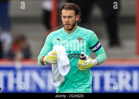 Morecambe, Großbritannien. Juli 2021. Chris Maxwell von Blackpool mit dem Kapitäns-Armband am 7/31/2021 in Morecambe, Großbritannien. (Foto von Mark Cosgrove/News Images/Sipa USA) Quelle: SIPA USA/Alamy Live News Stockfoto