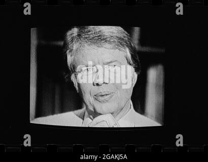 Präsident Jimmy Carter, als er während seines ersten Kaminchats im Weißen Haus, Washington, DC, 2/2/1977, im Fernsehen auftrat. (Foto von Marion S Trikosko/US News & World Report Collection/RBM Vintage Images) Stockfoto