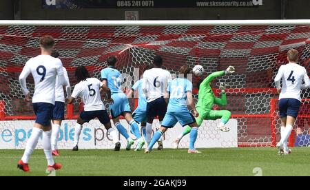 Crawley UK 31. Juli 2021 - Ashley Nadean von Crawley (Nr. 10) steht beim Pre Season Friendly Football Match zwischen Crawley Town und einem Tottenham Hotspur-Team unter 23 Jahren im Peoples Pension Stadium in Crawley vor dem ersten Tor : Credit Simon Dack / Alamy Live News Stockfoto