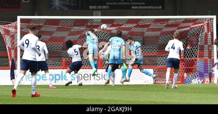 Crawley UK 31. Juli 2021 - Ashley Nadean von Crawley (Nr. 10) steht beim Pre Season Friendly Football Match zwischen Crawley Town und einem Tottenham Hotspur-Team unter 23 Jahren im Peoples Pension Stadium in Crawley vor dem ersten Tor : Credit Simon Dack / Alamy Live News Stockfoto