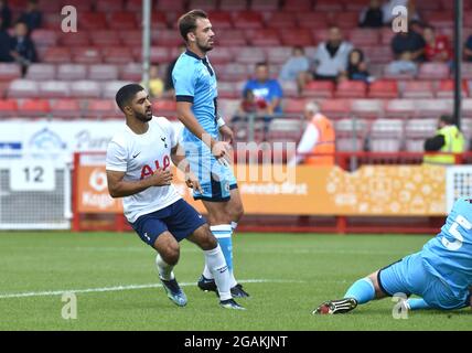 Crawley UK 31. Juli 2021 - Dilan Markanday erzielt das ausgleichende Tor für Spurs gegen Crawley während des Pre Season Friendly Fußballspiels zwischen Crawley Town und einem Tottenham Hotspur-Team unter 23 Jahren im Peoples Pension Stadium in Crawley : Credit Simon Dack / Alamy Live News Stockfoto