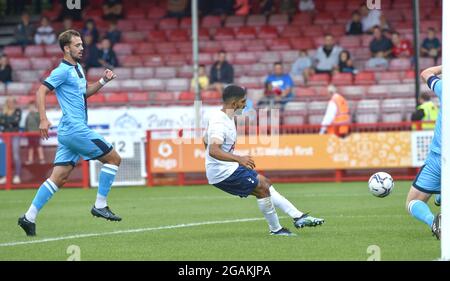 Crawley UK 31. Juli 2021 - Dilan Markanday erzielt das ausgleichende Tor für Spurs gegen Crawley während des Pre Season Friendly Fußballspiels zwischen Crawley Town und einem Tottenham Hotspur-Team unter 23 Jahren im Peoples Pension Stadium in Crawley : Credit Simon Dack / Alamy Live News Stockfoto