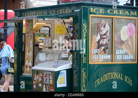 31. Juli 2021, London, Großbritannien. Nicht viel Geschäft für diesen Eisverkäufer im Londoner Piccadilly Circus während des starken Regens Kredit: graham mitchell/Alamy Live News Stockfoto