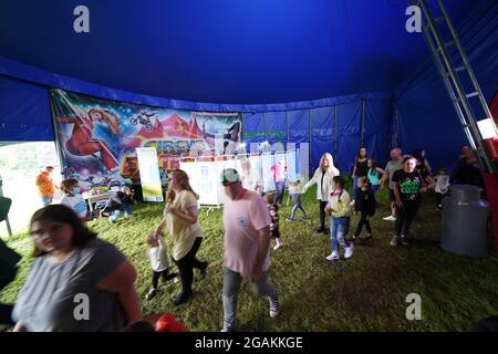 Besucher des Circus Extreme in Halifax gehen an einer Pop-up-Klinik für Impfungen Covid-19 vorbei, die im Festzelt des Zirkus eingerichtet wurde. Bilddatum: Samstag, 31. Juli 2021. Stockfoto