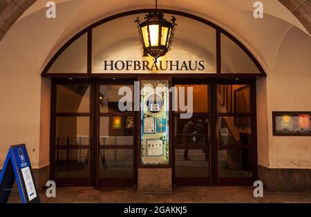 MÜNCHEN, DEUTSCHLAND - 01. JANUAR 2011: Eingang zum Hofbräuhaus am Platzl, einem alten Bierrestaurant in München Stockfoto