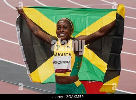 Tokio, Japan. Juli 2021. Die Jamaikanerin Elaine Thompson-Herah feiert am Samstag, den 31. Juli 2021, im Olympiastadion in Tokio, Japan, den Sieg im Gold und den neuen olympischen Rekord im 100-m-Finale der Frauen, 10.60 Sekunden. Foto von Richard Ellis/UPI Credit: UPI/Alamy Live News Stockfoto