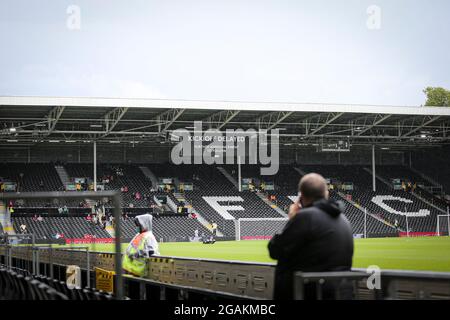 LONDON, GROSSBRITANNIEN. 31. JULI die Anzeigetafel wirbt den Fans damit, dass sich der Startschuss des Spiels während des Vorsaison-Freundschaftsspiels zwischen Fulham und Charlton Athletic am Samstag, den 31. Juli 2021, im Craven Cottage, London, verzögert hat. (Kredit: Tom West | MI News) Kredit: MI Nachrichten & Sport /Alamy Live News Stockfoto