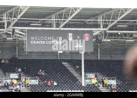 LONDON, GROSSBRITANNIEN. 31. JULI die Anzeigetafel wirbt für das Spiel mit der überarbeiteten Anstoßzeit während des Vorsaison-Freundschaftsspieles zwischen Fulham und Charlton Athletic am Samstag, den 31. Juli 2021 im Craven Cottage, London. (Kredit: Tom West | MI News) Kredit: MI Nachrichten & Sport /Alamy Live News Stockfoto