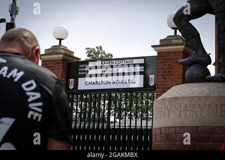 LONDON, GROSSBRITANNIEN. 31. JULI EIN Schild, auf dem das Spiel des Tages während des Freundschaftsspiels vor der Saison zwischen Fulham und Charlton Athletic am Samstag, den 31. Juli 2021, im Craven Cottage, London, angezeigt wird. (Kredit: Tom West | MI News) Kredit: MI Nachrichten & Sport /Alamy Live News Stockfoto