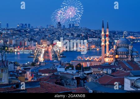 Istanbul, Türkei - September 9 2016 : Neue Moschee und Galatabrücke in Istanbul mit Feuerwerk Stockfoto