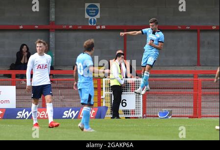 Crawley UK 31. Juli 2021 - Davide Rodari von Crawley feiert nach seinem zweiten Tor während des Pre Season Friendly Fußballspiels zwischen Crawley Town und einem Tottenham Hotspur unter 23 Jahren im Peoples Pension Stadium in Crawley : Credit Simon Dack / Alamy Live News Stockfoto