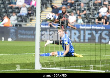 SWANSEA, GROSSBRITANNIEN. 31. JULI Nathan Redmond von Southampton setzt sein zweites Tor während des Freundschaftsspiels vor der Saison zwischen Swansea City und Southampton im Liberty Stadium, Swansea, am Samstag, den 31. Juli 2021. (Kredit: Jeff Thomas | MI Nachrichten) Kredit: MI Nachrichten & Sport /Alamy Live Nachrichten Stockfoto