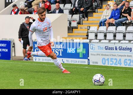 Morecambe, Großbritannien. Juli 2021. Luke Garbutt von Blackpool bricht am 7/31/2021 den Flügel in Morecambe, Großbritannien, ab. (Foto von Mark Cosgrove/News Images/Sipa USA) Quelle: SIPA USA/Alamy Live News Stockfoto