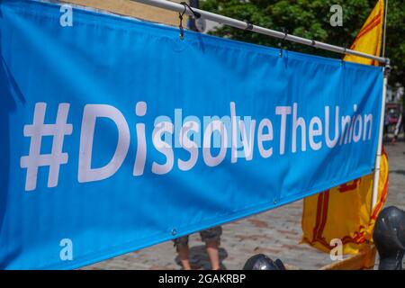 Caird Hall Square, Dundee, Tayside, Schottland, Großbritannien. 31. Juli 2021: Großer Unabhängigkeitsprotest, organisiert von der Gruppe ‘alle unter einem Banner' viele versammelten sich, um ihre Unterstützung für die Unabhängigkeit Schottlands vom vereinigten Königreich zu zeigen. Dies ist einer von vielen Protestaktionen, die die Gruppe in ganz Schottland organisiert hat, wobei der nächste für den nuklearen Stützpunkt Faslane geplant ist. (Kredit:Stable Air Media/Alamy Live News) Stockfoto