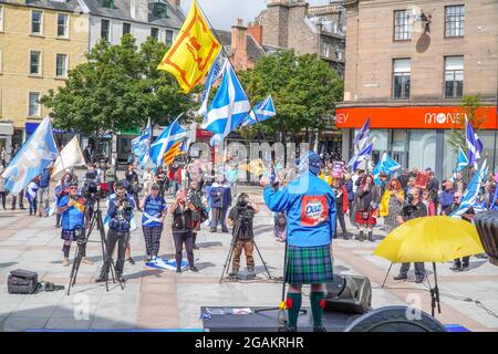 Caird Hall Square, Dundee, Tayside, Schottland, Großbritannien. 31. Juli 2021: Großer Unabhängigkeitsprotest, organisiert von der Gruppe ‘alle unter einem Banner' viele versammelten sich, um ihre Unterstützung für die Unabhängigkeit Schottlands vom vereinigten Königreich zu zeigen. Dies ist einer von vielen Protestaktionen, die die Gruppe in ganz Schottland organisiert hat, wobei der nächste für den nuklearen Stützpunkt Faslane geplant ist. (Kredit:Stable Air Media/Alamy Live News) Stockfoto