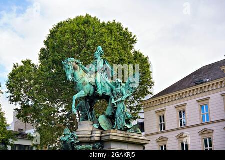 Die neobarocke Reiterstatue von Kaiser Wilhelm I., enthüllt am 18. Oktober 1896. Bildhauer: Karl Janssen. Stockfoto