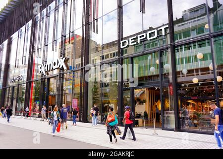 Shopper zu Fuß auf der Schadowstraße in Düsseldorf. Die Schadowstraße ist eine der belebtesten und am meisten frequentierten Einkaufsstraßen in Deutschland. Stockfoto