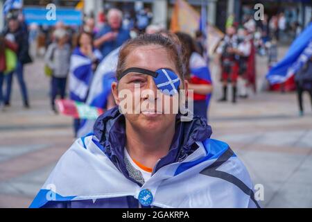 Caird Hall Square, Dundee, Tayside, Schottland, Großbritannien. 31. Juli 2021: Großer Unabhängigkeitsprotest, organisiert von der Gruppe ‘alle unter einem Banner' viele versammelten sich, um ihre Unterstützung für die Unabhängigkeit Schottlands vom vereinigten Königreich zu zeigen. Dies ist einer von vielen Protestaktionen, die die Gruppe in ganz Schottland organisiert hat, wobei der nächste für den nuklearen Stützpunkt Faslane geplant ist. (Kredit:Stable Air Media/Alamy Live News) Stockfoto