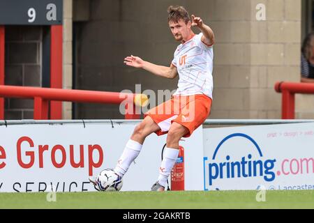 Morecambe, Großbritannien. Juli 2021. Callum Connolly von Blackpool übergibt den Ball in Morecambe, Vereinigtes Königreich am 7/31/2021. (Foto von Mark Cosgrove/News Images/Sipa USA) Quelle: SIPA USA/Alamy Live News Stockfoto