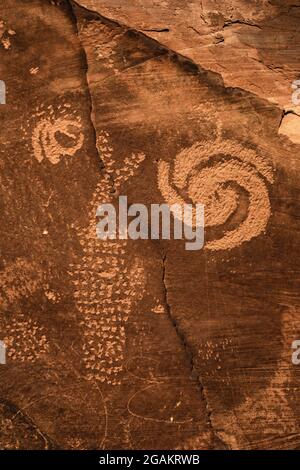 Stilisierte Fremont-Petroglyphen mit zeitverirrten Bedeutungen am Cub Creek-Standort im Dinosaur National Monument, Utah, USA Stockfoto