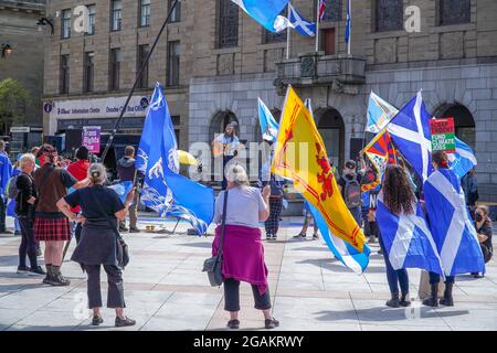 Caird Hall Square, Dundee, Tayside, Schottland, Großbritannien. 31. Juli 2021: Großer Unabhängigkeitsprotest, organisiert von der Gruppe ‘alle unter einem Banner' viele versammelten sich, um ihre Unterstützung für die Unabhängigkeit Schottlands vom vereinigten Königreich zu zeigen. Dies ist einer von vielen Protestaktionen, die die Gruppe in ganz Schottland organisiert hat, wobei der nächste für den nuklearen Stützpunkt Faslane geplant ist. (Kredit:Stable Air Media/Alamy Live News) Stockfoto