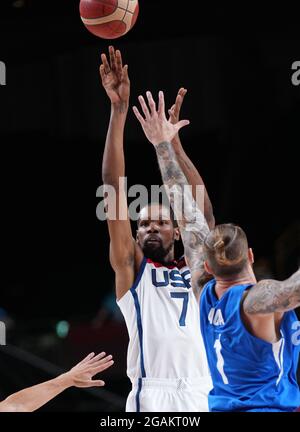 (210731) -- SAITAMA, 31. Juli 2021 (Xinhua) -- Kevin Durant (L) aus den Vereinigten Staaten tritt beim Vorspiel der Männer im Basketball zwischen den Vereinigten Staaten und der Tschechischen Republik bei den Olympischen Spielen 2020 in Tokio in Saitama, Japan, am 31. Juli 2021 an. (Xinhua/Meng Yongmin) Stockfoto