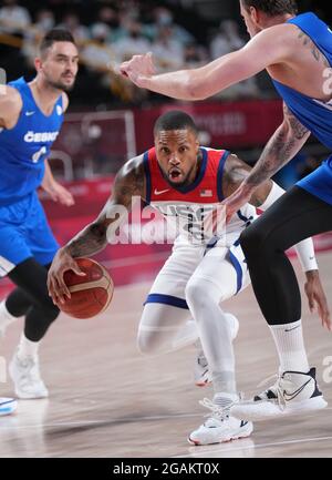 (210731) -- SAITAMA, 31. Juli 2021 (Xinhua) -- Damian Lillard (C) aus den Vereinigten Staaten tritt während des Vorspiels der Männer im Basketball zwischen den Vereinigten Staaten und der Tschechischen Republik bei den Olympischen Spielen 2020 in Tokio in Saitama, Japan, am 31. Juli 2021 an. (Xinhua/Meng Yongmin) Stockfoto