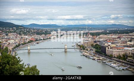 Budapest, Ungarn - Luftaufnahme der schönen Stadt, der donau und der drei Brücken. Elisabethbrücke, Kettenbrücke und Freiheitsbrücke. Stockfoto