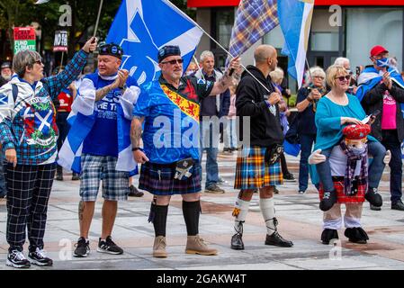 Dundee, Tayside, Schottland, Großbritannien. Juli 2021. Britische Politik: Die statische „All Under One Banner“-Kundgebung in Dundee mit Independence Live hat sich im Stadtzentrum versammelt. Heute findet die größte statische Kundgebung zur Unterstützung der Unabhängigkeit statt, die Dundee seit dem Ausbruch von Covid-19 erlebt hat, wobei All Under One Banner erklärt, dass die Kundgebung wie geplant auf Schieß los. angesetzt ist. Kredit: Dundee Photographics/Alamy Live Nachrichten Stockfoto