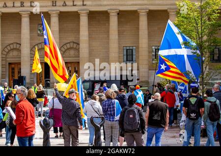 Dundee, Tayside, Schottland, Großbritannien. Juli 2021. Britische Politik: Die statische „All Under One Banner“-Kundgebung in Dundee mit Independence Live hat sich im Stadtzentrum versammelt. Heute findet die größte statische Kundgebung zur Unterstützung der Unabhängigkeit statt, die Dundee seit dem Ausbruch von Covid-19 erlebt hat, wobei All Under One Banner erklärt, dass die Kundgebung wie geplant auf Schieß los. angesetzt ist. Kredit: Dundee Photographics/Alamy Live Nachrichten Stockfoto